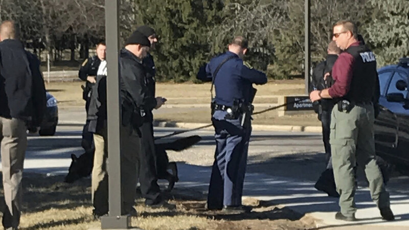USA, Mount Pleasant: Polizeibeamte stehen im Rahmen einer Fahndung nach einem Schützen am Campus der Central Michigan University.