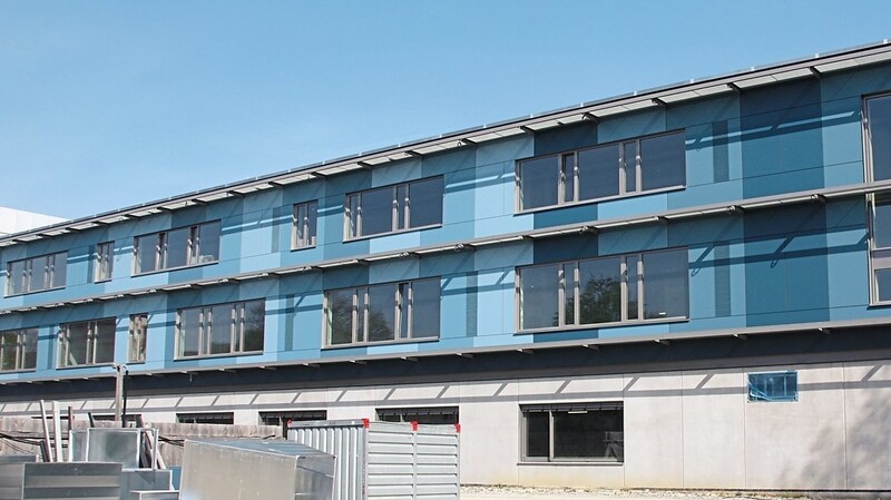Imposanter Anblick: Die neue Berufsschule I im Schulzentrum an der Egger Straße erhält eine markante blaue Farbe.