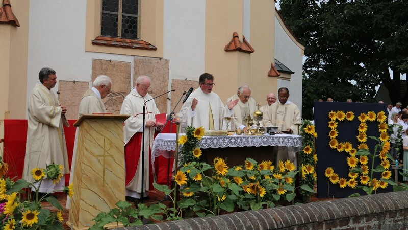 Mehrere Geistliche zelebrierten den Gottesdienst anlässlich des Pfarrverbands-Jubiläums gemeinsam mit Dekan Tobias Rother (4. von links).