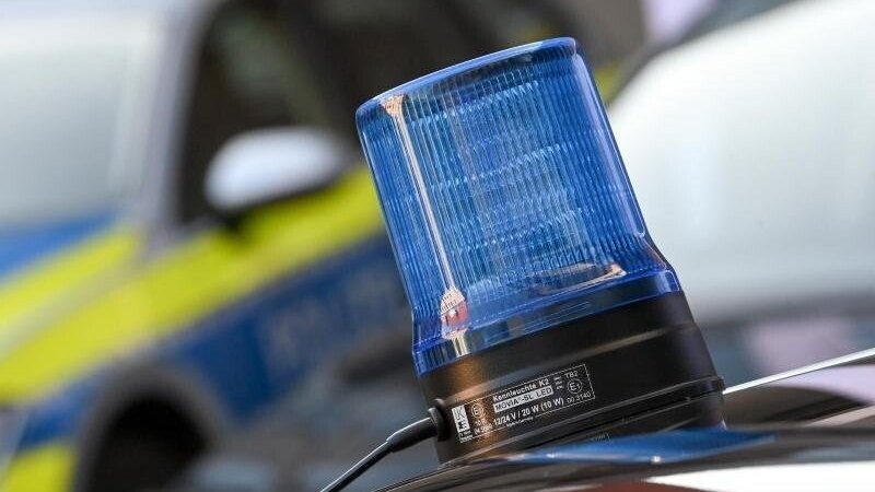 Ein Blaulicht ist auf dem Dach eines Einsatzfahrzeuges der Polizei zu sehen.