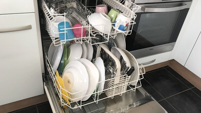 Die Geschirrspülmaschine wird oft fälschlicherweise in Sachen Reinigung und Pflege vernachlässigt. (Symbolbild)