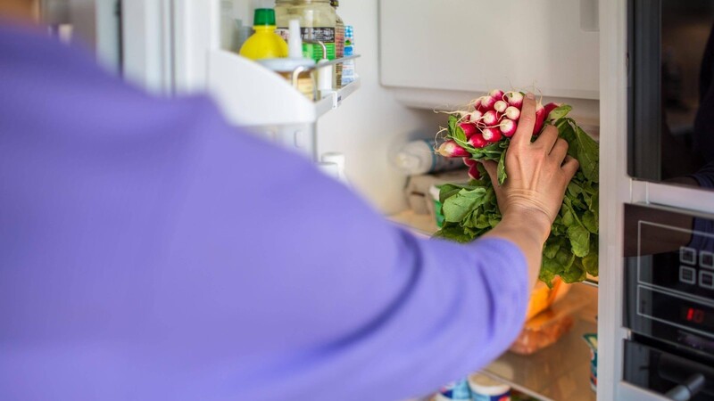 Wer Gemüse unverpackt in den Kühlschrank legt, bietet den Bakterien im Kühlschrank einen idealen Nährboden. (Symbolbild)