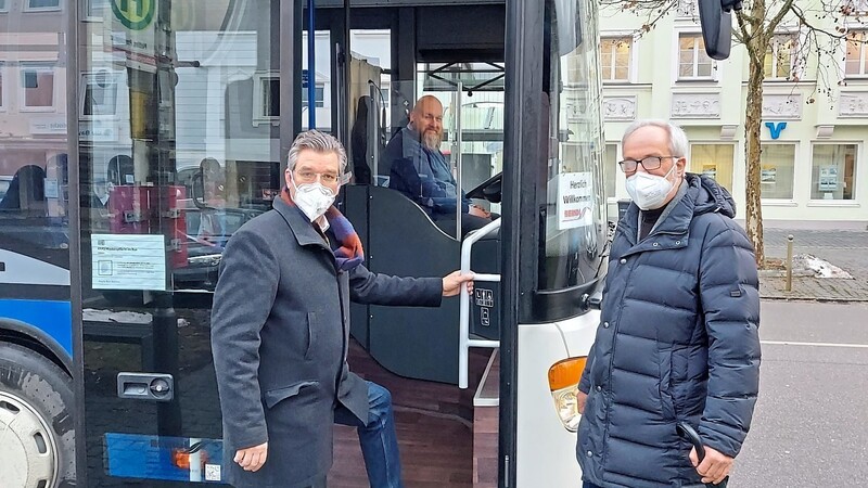 Die Plattlinger Stadtbusse sind bis 28. Februar weiterhin kostenlos nutzbar, teilte Bürgermeister Hans Schmalhofer (l.) mit.