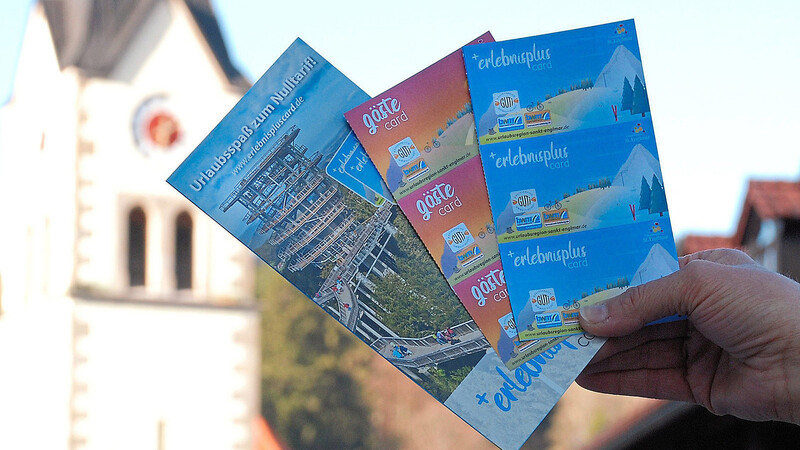 Die derzeitigen Gästekarten, zusammen mit dem Faltblatt für die "Erlebnisplus"-Karte. Da Sankt Englmar zum Dezember dem "GUTi"-Verbund beigetreten ist, sind die Gästekarten jetzt auch Fahrkarten.