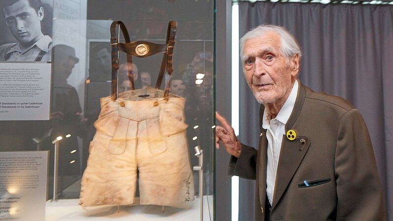 Karl Stankiewitz mit seiner Lederhose, die er 1948 von seinem ersten Bargeld nach der Währungsreform kaufte.