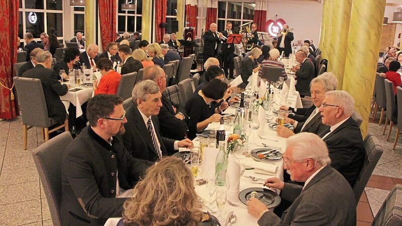 140 Gäste nahmen an der privaten Feier zum 70. Geburtstag von Theo Zellner im Schlossgasthof Rösch teil und wurden von zwei Ensembles der Landkreismusikschule bestens unterhalten.