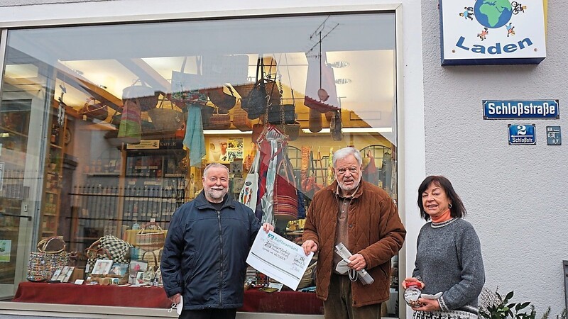 Herbert und Anna Schötz übergaben an Heribert Wirth (Mitte) den symbolischen Spendenscheck mit einer Summe von 250 Euro.