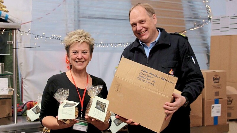 KBR Michael Stahl durfte 70 Plätzchentüten vom Frauenbund Haibühl-Ottenzell an "AHRche"-Mitarbeiterin Ela übergeben.