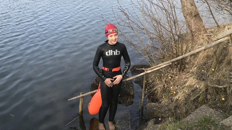 Mit elf Jahren ist Franziska Niedermeier die jüngste Schwimmerin von der SG Mallersdorf-Pfaffenberg, die schon wieder im See trainiert.