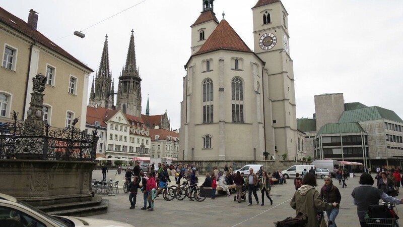Die Türme der Neupfarrkirche als Internetantennen nutzen - das klingt zunächt verrückt und auch ein bisschen überflüssig. Die evangelische Kirche in Regensburg kann der Idee aber auch Positives abgewinnen.