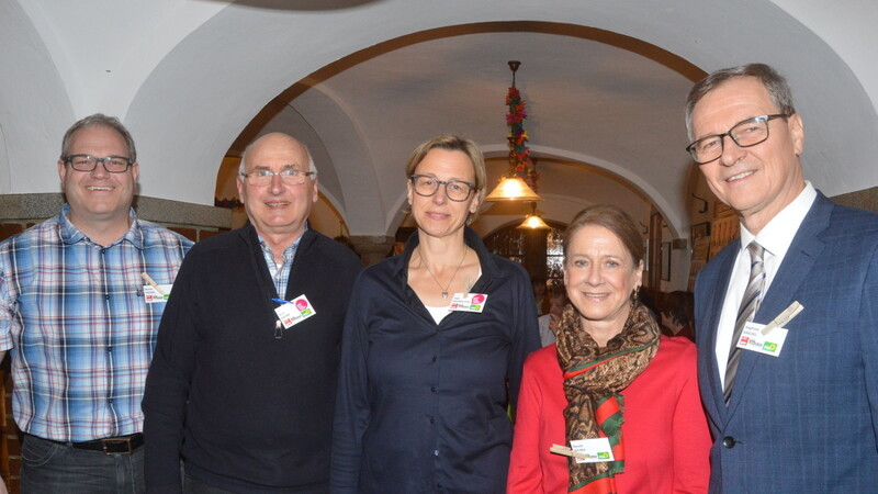 Siegfried Kaschel als Listenführer der SPD, Renate Weindl als Sprecherin der FBG, die beiden Ortsvorsitzenden der Grünen Inga Bourdillon und Karl Meyer und Martin Fischer als Referent zur Grundrente, zugleich Kandidat der SPD (von rechts).