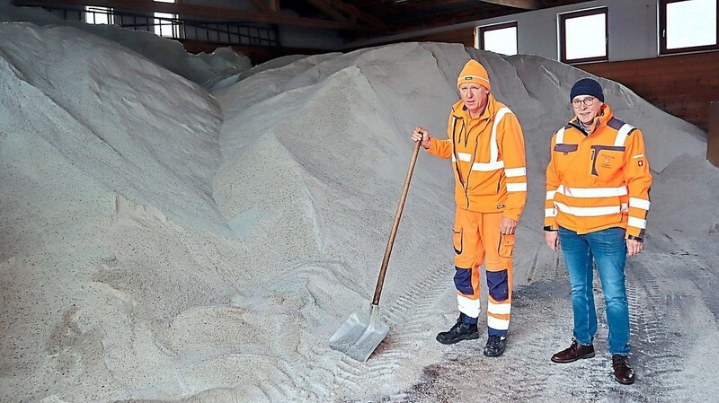 Ein kurzer Check im Salzlager durch Bauhofleiter Bernhard Santner (l.) und Bürgermeister Martin Hiergeist: Bis zu 500 Tonnen Vorrat lagern ein.