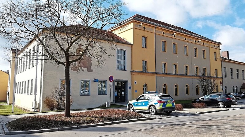 Die Polizeiinspektion Regensburg Nord liegt verkehrstechnisch günstig am Protzenweiher und in unmittelbarer Nähe zum Dultplatz.