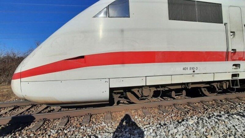 Seitenansicht eines ICE-Zuges, der in München-Langwied mit einem Granitblock kollidiert ist.