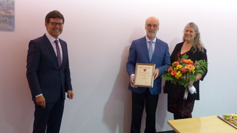 Bürgermeister Rudolf Radlmeier (l.) verlieh seinem Amtsvorgänger Wilhelm Hutzenthaler (M.) die Auszeichnung als Altbürgermeister.