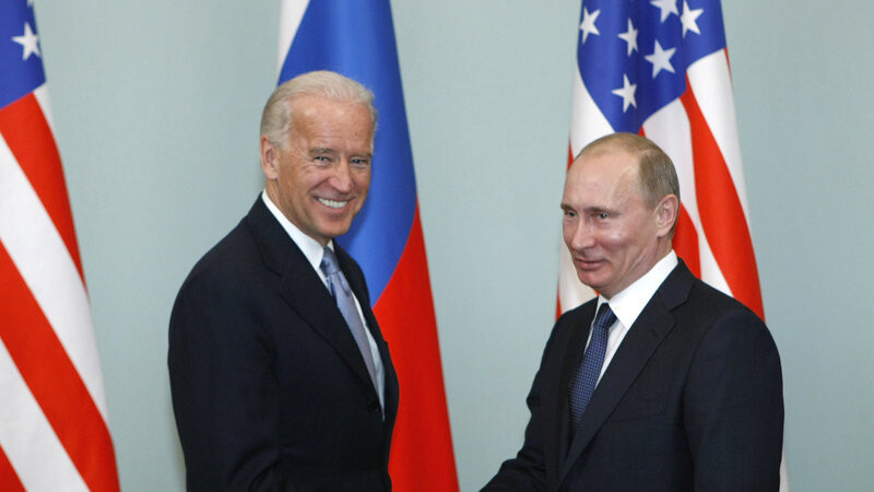 Der damalige US-Vizepräsident Joe Biden (l) gibt dem russischen Präsident Wladimir Putin die Hand.