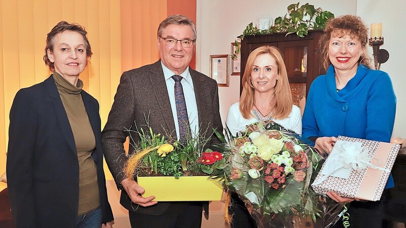 Monika Behrens (v.l.), Bürgermeister Josef Hopfensperger und Karin Eidinger beglückwünschten Kerstin Brandhuber (2.v.r.) zur Praxis-Eröffnung.