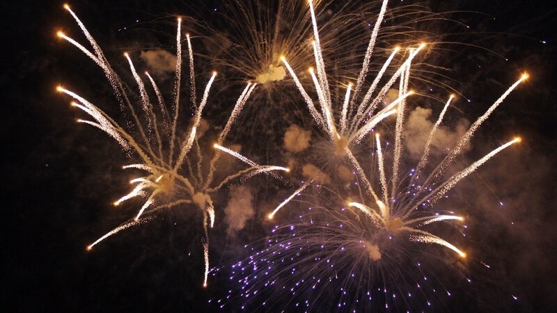Das Dult-Feuerwerk in Landshut wird von Freitag auf Sonntag verlegt. (Symbolfoto)