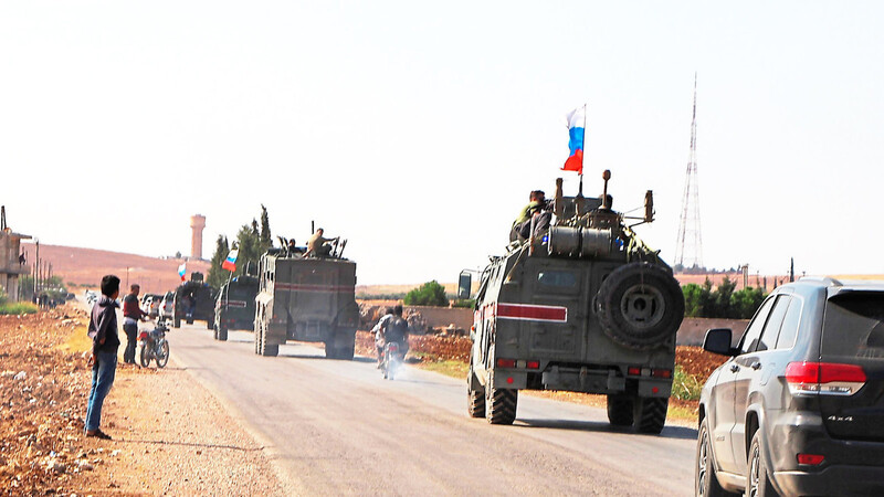 Russische Streitkräfte patrouillieren mit gepanzerten Fahrzeugen bei Ain al-Arab an der syrischen Grenze.