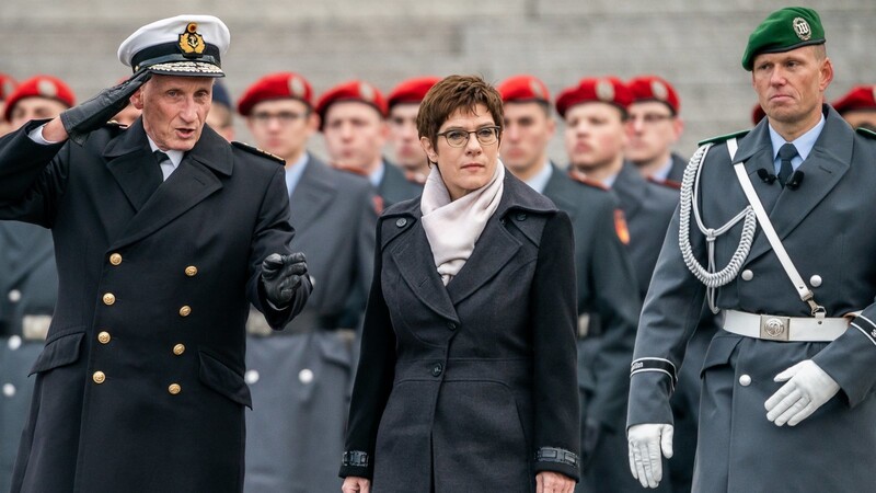 Verteidigungsministerin Annegret Kramp-Karrenbauer beim öffentlichen Gelöbnis von Bundeswehrsoldaten vor dem Reichstagsgebäude.