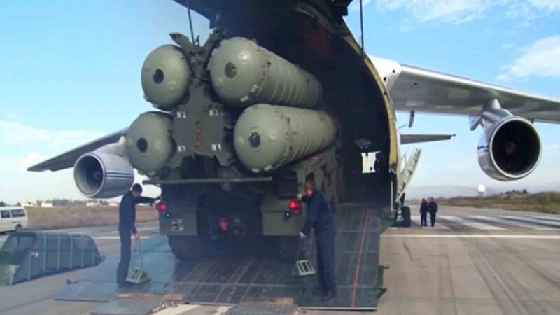 Auf der Militärbasis Hamaimim bereitet das Personal weitere Flugzeuge für die Rückkehr nach Russland vor. Soldaten beginnen mit dem Verstauen von Ausrüstung.