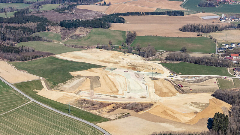 Das Luftbild vom Bentonittagebau bei Grammelkam aus dem Jahr 2020 zeigt bereits deutliche Veränderungen ...