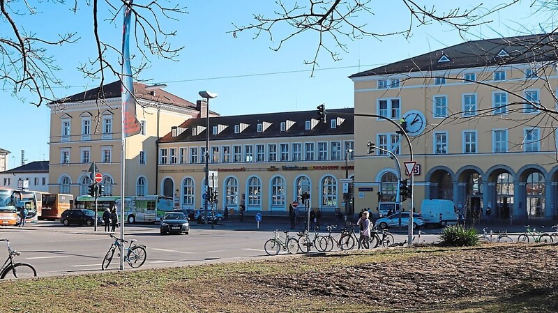 Unter dem Regensburger Bahnhofsvorplatz soll die Tiefgarage gebaut werden.