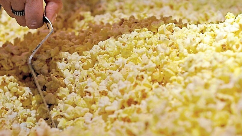 Die Familie Mauerer versorgt die Leute mit Popcorn, auch wenn das Kino zu hat. Denn das sorgt auch daheim für ein wenig Kinofeeling.