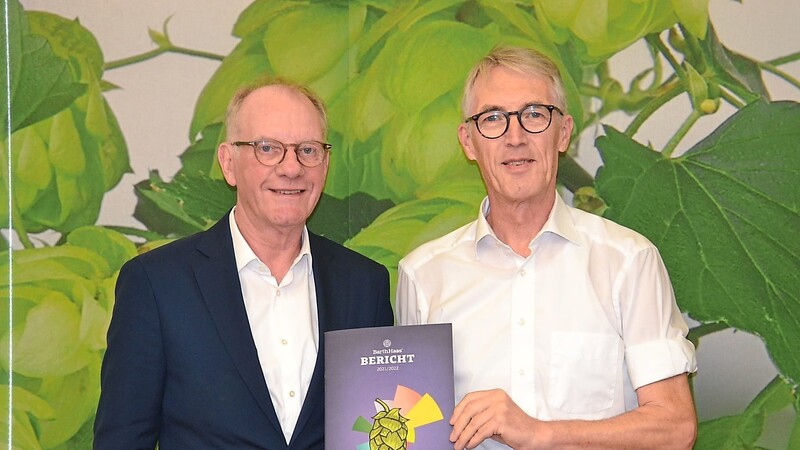 Geschäftsführer Peter Hintermeier (links) und der Autor Heinrich Meier präsentieren den BarthHaas-Bericht 2021/2022.