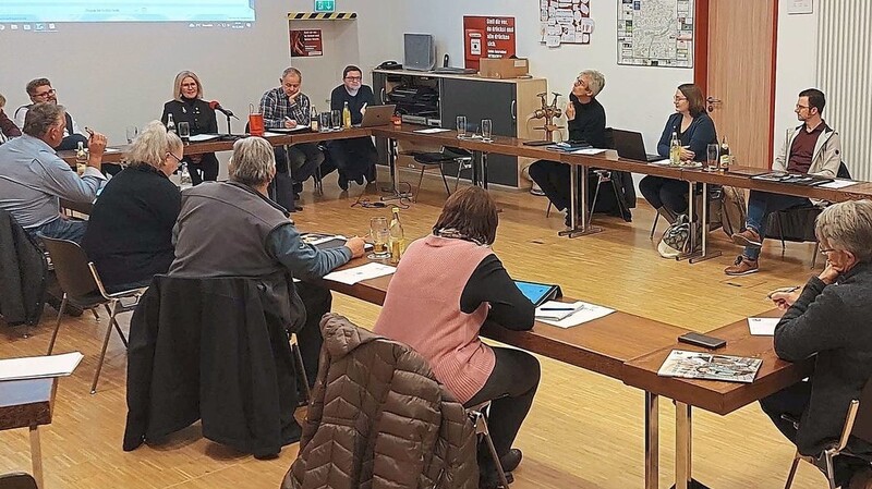 Ungewöhnlicher Tagungsort: Der Gemeinderat von Langenbach kam im Feuerwehrhaus in Niederhummel zusammen, um den Etat 2023 zu verabschieden.
