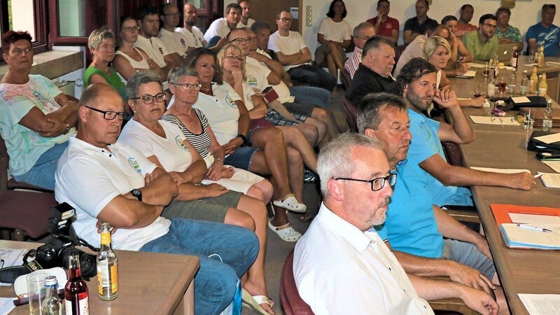 Der öffentliche Druck in Sachen Freibad ist groß, viele Zuschauer kamen am Montag in die Sitzung. Vor allem Mitglieder von Wasserwacht und Bad-Förderverein.