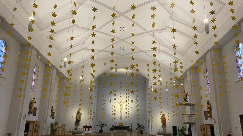 Die Pfarrei St. Peter kann heuer Weihnachten unter einem riesigen Sternenhimmel feiern. Rund 800 Papiersterne wurden am Sonntag bei einer Gemeinschaftsaktion zahlreicher Pfarrgruppen aufgehängt.