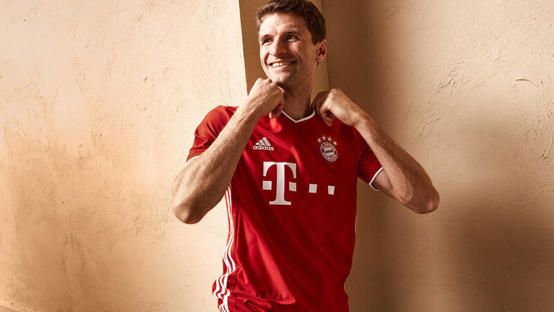 Im Pokal gegen Eintracht Frankfurt lief der FC Bayern um Thomas Müller erstmals in den neuen Heimtrikots auf.