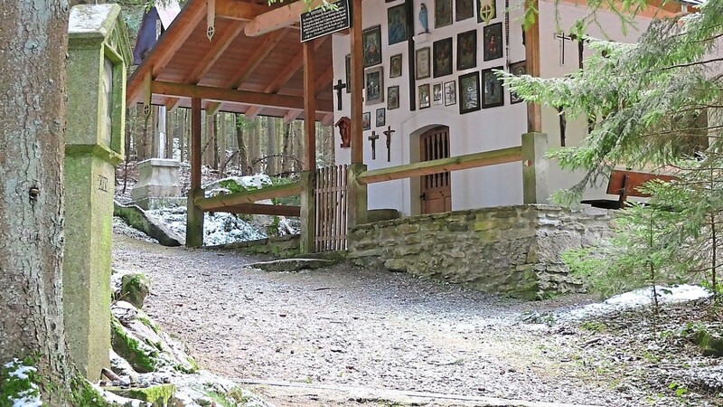 Die Kesselbodenkapelle liegt idyllisch im Wald.