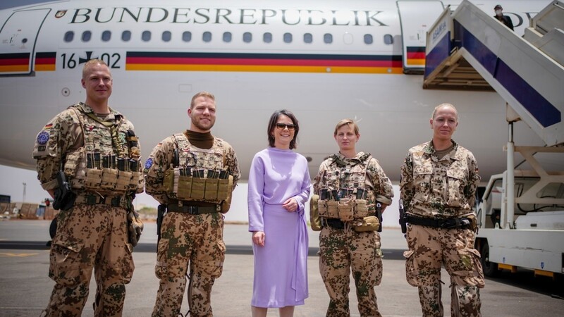 Annalena Baerbock (Bündnis 90/Die Grünen), Außenministerin, steht auf dem Flughafen für ein Foto mit Bundeswehrsoldaten vor dem Airbus A340 der Luftwaffe