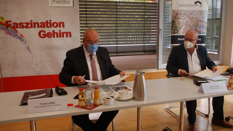 Bezirkstagspräsident Franz Löffler (links) und Träger Hubert Döpfer unterzeichneten einen Kooperationsvertrag für den neuen Studiengang.