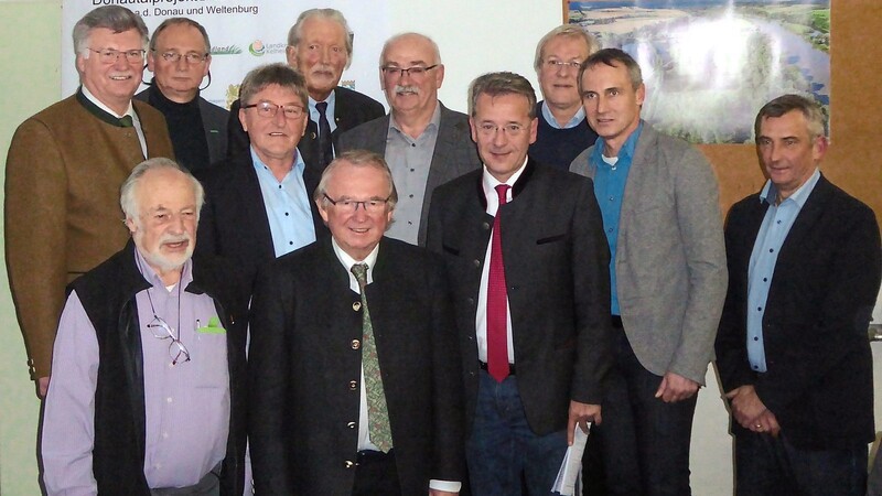 Vizelandrat Wolfgang Gural (vorne 2. v. l.), VöF-Geschäftsführer Klaus Blümlhuber (3. v. r.) und Vertreter der am Donautalprojekt beteiligten Kommunen und Organisationen bei ihrem Treffen am Dienstag in Neustadt.