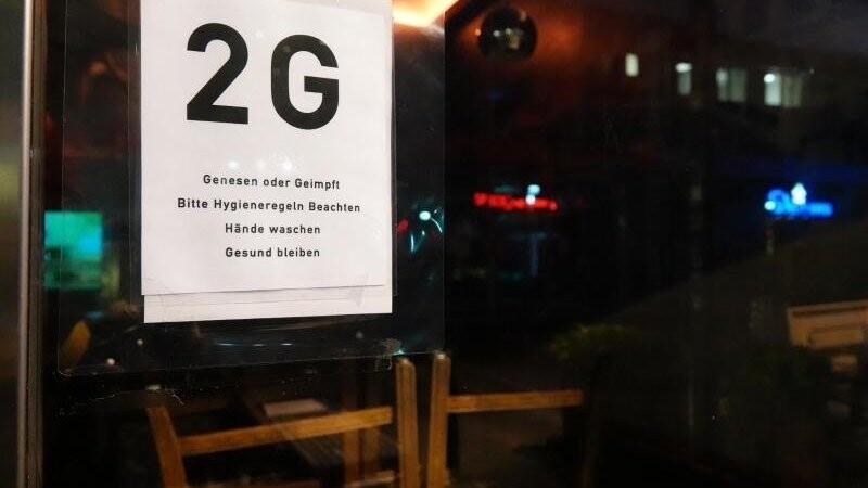 Ein Hinweisschild an einem Restaurant weist auf die 2G-Regel hin.