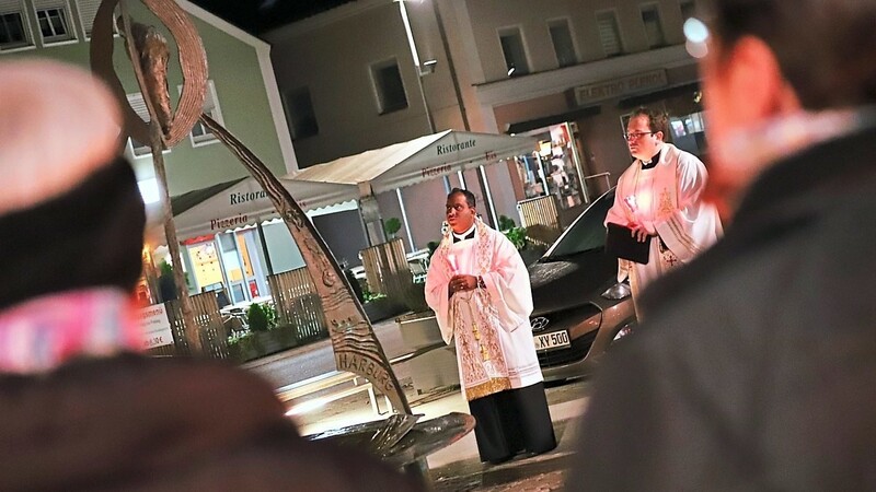 Pater Anish Jacob und Pfarrer Jügen Josef Eckl beteten mit den Gläubigen.