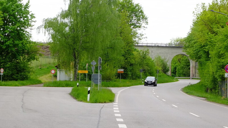 Blick von der Veldener Straße zur Bahnunterführung. Links geht es Richtung Thalham. Von dort kommt der Radweg aus Achldorf.