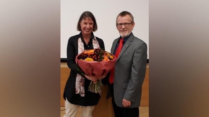 Günter Miß war 27 Jahre für das Caritas-Zentrum tätig. Kreisgeschäftsführerin Carolin Dümer würdigte sein Engagement.
