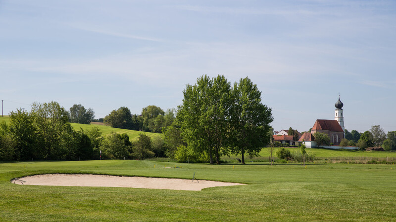 Der Platz des Golfclubs Vilsbiburg liegt mitten im grünen Vilstal.