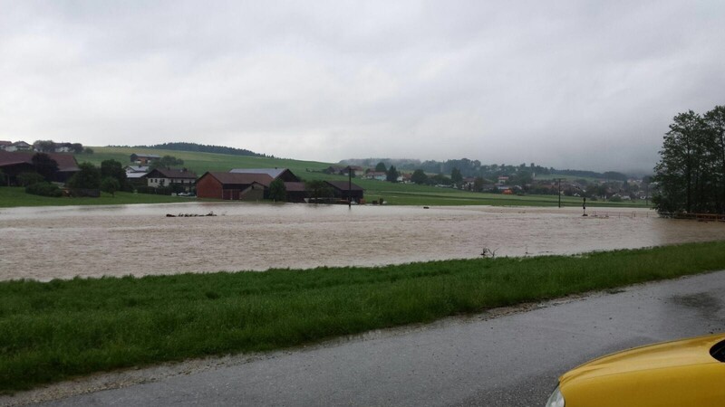 Schwere Unwetter ließen im Landkreis Rottal-Inn die Flüsse über die Ufer treten. Im Landkreis Regen geriet eine Schulklasse, die mit Booten auf dem schwarzen Regen unterwegs war, in ein Unwetter. Die 20 Personen mussten gerettet werden.