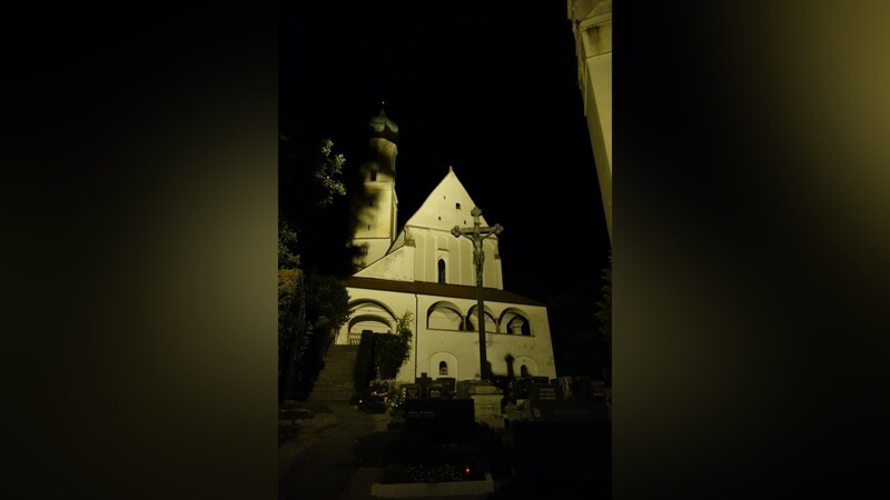Die Kreuzkirche in Haindling bei Nacht.