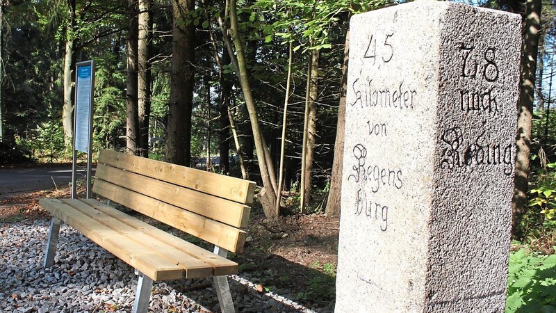 Die sogenannte Zigeunertafel bei Michelsneukirchen stellte einen Grenzübergang von Bayern in die Oberpfalz dar. Seit kurzem informiert eine Tafel samt originalem Kilometerstein über die Geschichte dieses Ortes.