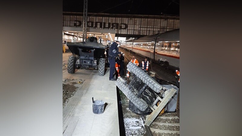 In München ist am Donnerstag ein Kleinbagger auf das Gleisbett am Hauptbahnhof gefallen.