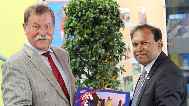 Bürgermeister Hans Lohmeier (links) überreichte dem indischen Generalkonsul Sugandh Rajaram (rechts) ein Buch über Straubing.