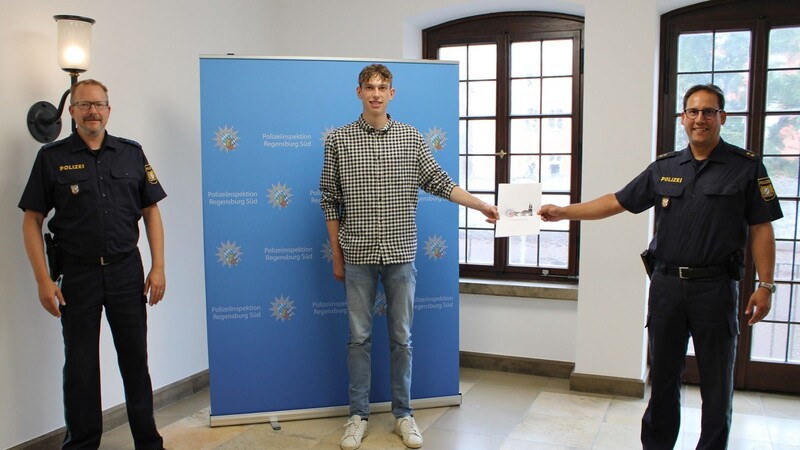 Couragierter Helfer für den Freund und Helfer: Jonas Brigl (Mi.) erhielt am Mittwoch bei der Polizeiinspektion Regensburg Süd eine Belohnung für seinen tapferen Einsatz.