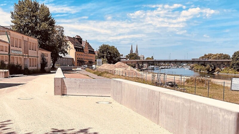 Am Regensburger Westhafen wird der Hochwasserschutz verstärkt. Am Donnerstag werden probeweise mobile Elemente aufgebaut, weshalb es zu Einschränkungen auf den umliegenden Wegen kommen kann.
