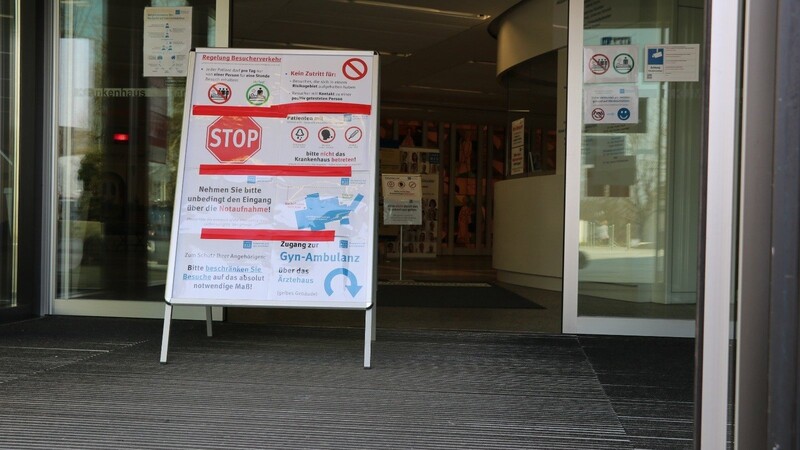 Ein Hinweisschild zum Coronavirus vor dem Eingang des Krankenhauses Achdorf.